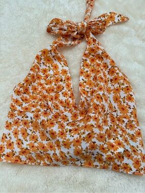 Crop top that it fastened at the neck and back. Color: Orange and white. Size:XS